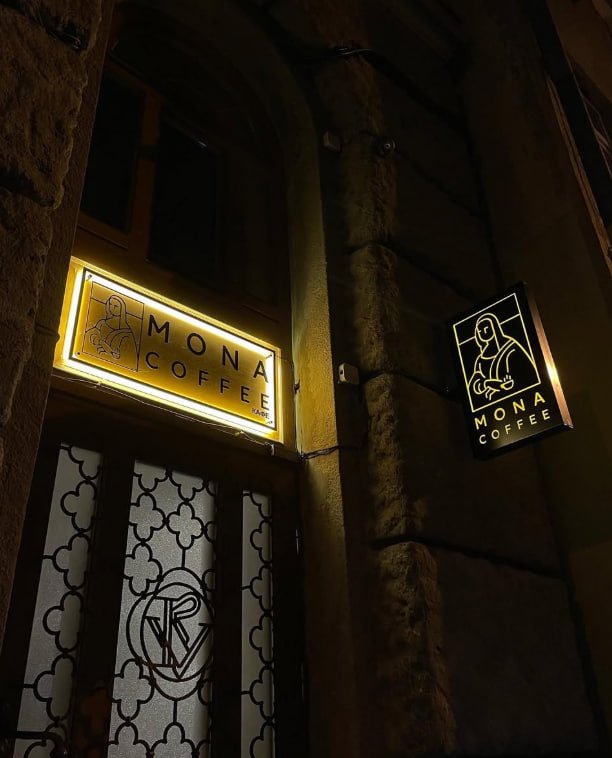 Підсвічена вивіска Mona Coffee вночі